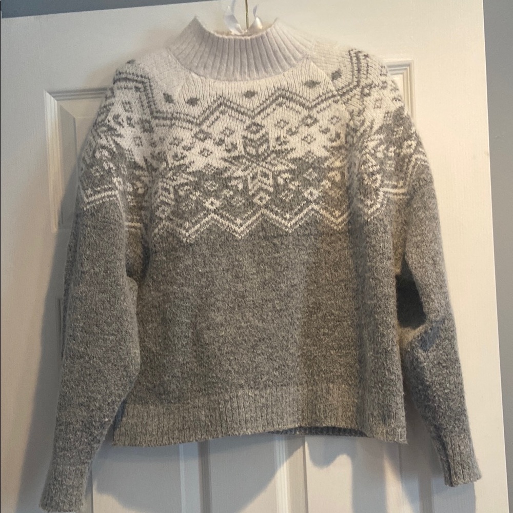 Old Navy gray and White Women's Sweater
Normcore